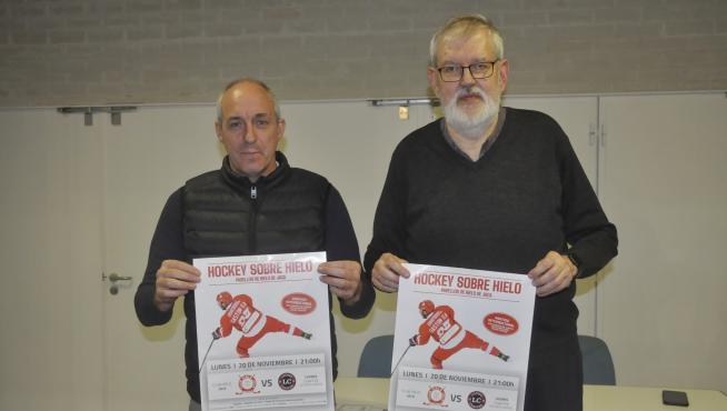 Roberto Cajal y Antonio Lecuona muestran el cartel del partido internacional.