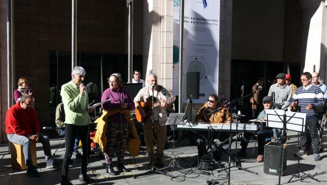 Actuación del Coro del Arcadia y La Remós, este domingo en las puertas de la Diputación Provincial.