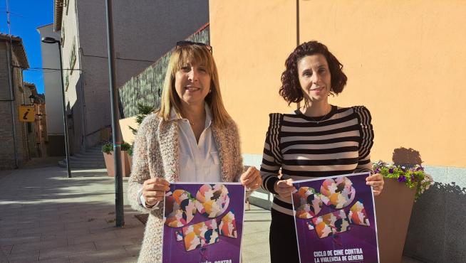 Berta Fernandez y Elena Buil muestran los carteles.