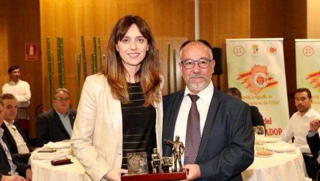 Azucena Garanto recibió el Trofeo Miguel Ángel Tolosana por la labor en el Huesca femenino.