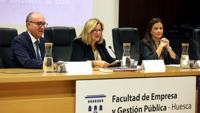 Carlos Plana, Marta Liesa y Francesca Monticelli, durante la celebración del Día de la Facultad de CC de la Salud y del Deporte.