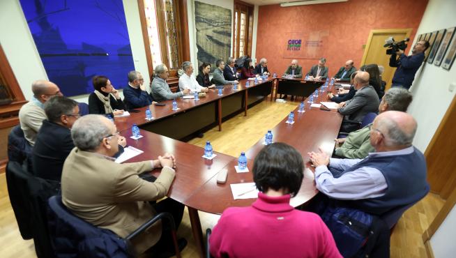 El sector porcino y de piensos se ha reunido con el consejero y los presidentes de Ceoe Aragón y Huesca.
