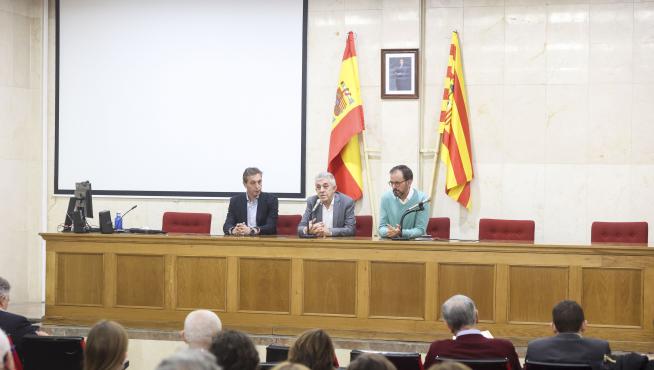 El consejero Ángel Samper -en el centro- se ha reunido este miércoles en Huesca con técnicos de las Ocas.