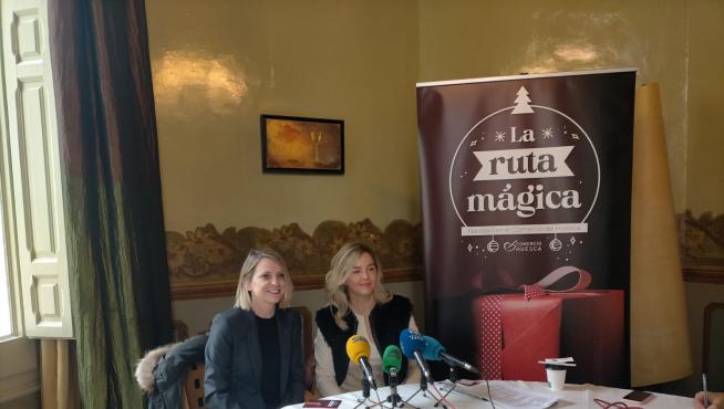 Nuria Mur y Susana Lacostena, en la presentación de la campaña navideña del comercio de Huesca.