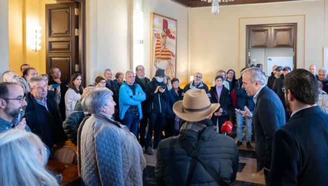 Azcón recibe a los visitantes en el edificio Pignatelli