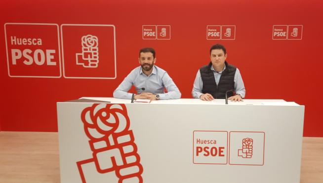 Enrique Pueyo, alcalde de Aínsa, y Antonio Biescas, alcalde de Ayerbe, en la rueda de prensa en la sede socialista.
