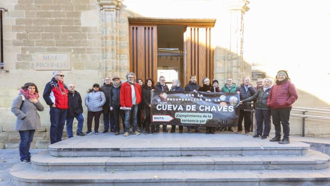 Representantes de las asociaciones durante la protesta este jueves en el Museo Arqueológico de Huesca.