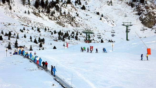 Desde primera hora se pudo ver a los primeros esquiadores de la temporada cogiendo remontes y bajando pistas en la estación de esquí de Formigal-Panticosa