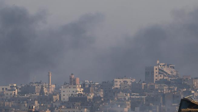 El humo era visible ayer tras los bombardeos israelíes en Khan Younis, al sur de la Franja de Gaza. MIDEAST ISRAEL PALESTINIANS GAZA CONFLICT