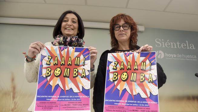 Susana Magán y Merche Albero exhiben el cartel del Zambomba.