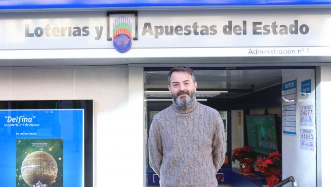José Antonio Rufas frente a la Administración de Lotería número 1 de Huesca.