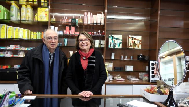 José Luis Compairé y Ascensión Bergua en la zona de perfumería el día de su cierre.