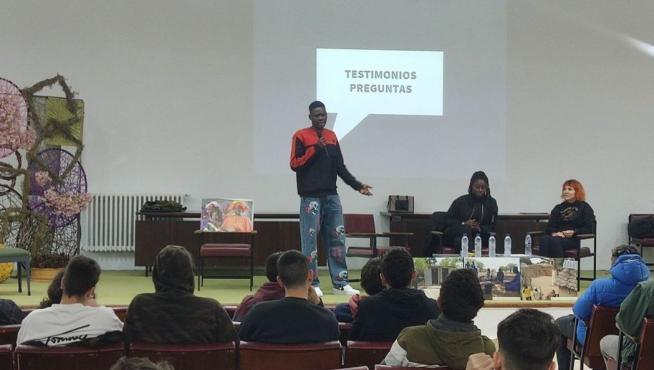 El joven Malik Ndiaye compartió con los estudiantes su experiencia personal como emigrante.