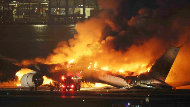 Imágenes del avión incendiado en el aeropuerto Haneda de Tokio.