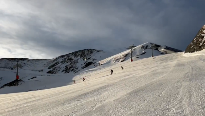 Esquiadores disfrutando de la nieve ayer en la estación de esquí de Formigal-Panticosa.