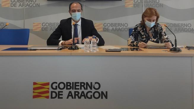 El consejero de Sanidad del Gobierno de Aragón, José Luis Bancalero, y la directora de Salud Pública, Nuria Gayán.