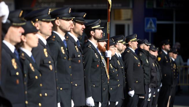Agentes en el acto del izado de bandera Policia Nacional, en la conmemoración de su bicentenario.