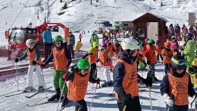 Participantes en los cursos de esquí de la Comarca de Ribagorza, en la estación de Aramón Cerler.