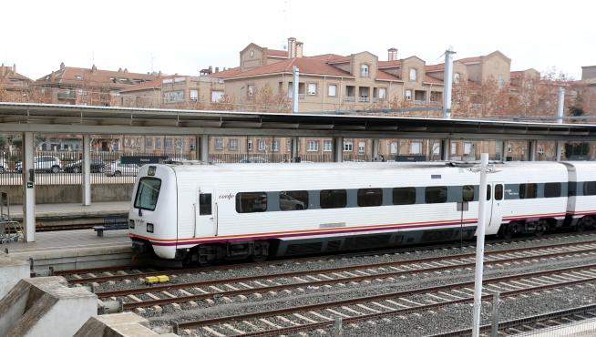 Foto reciente de un tren en la Estación Intermodal de Huesca.