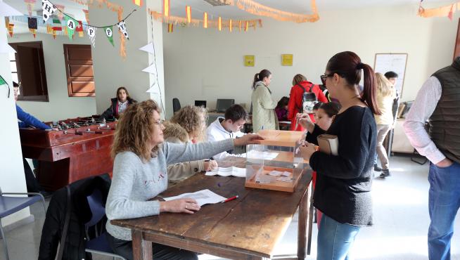 Una ciudadana ejerce su derecho a voto en Huerrios.