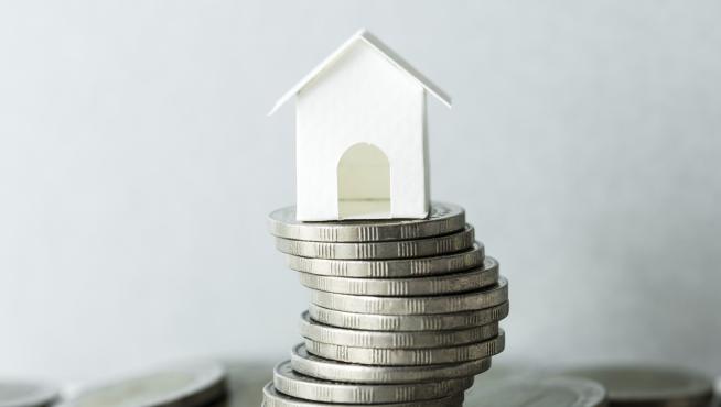Pese a la previsible caída del euríbor en enero, las hipotecas que tengan que revisarse anualmente se verán de nuevo encarecidas,