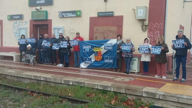 Concentración de protesta por la mejora de los servicios ferroviarios este domingo en Grañén.