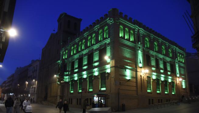 El edificio de la Comarca de la Hoya se ha iluminado en verde para conmemorar esta fecha.