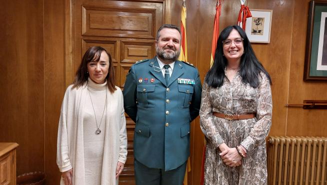 la alcaldesa de Huesca y el nuevo jefe de la Comandancia de la Guardia Civil de Huesca, el Teniente Coronel José Enrique Cordobés