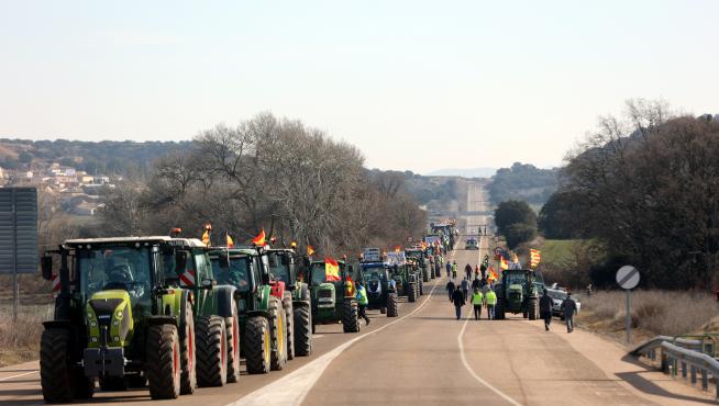 Desfile de tractores en protesta por las políticas agrarias europeas, en la provincia de Huesca