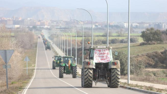 Columna de tractores a su llegada a Huesca este jueves.
