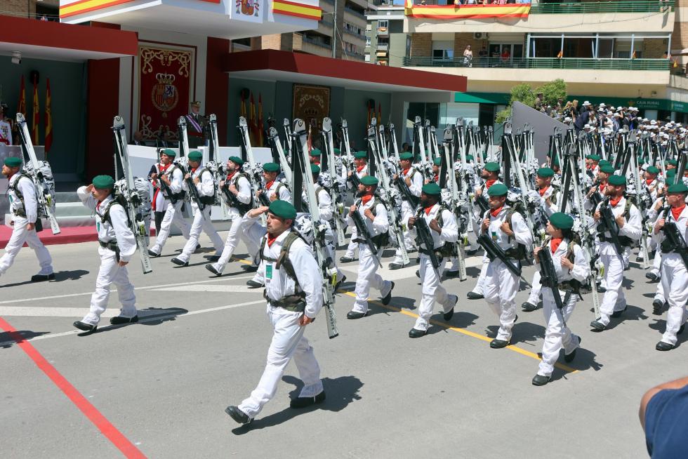 Las distintas unidades han marcado el paso por la avenida de Juan XXIII de Huesca.
