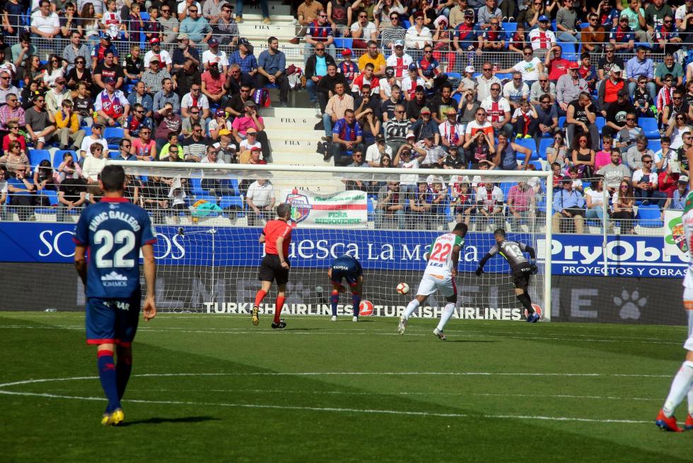 El Huesca cae derrotado ante el Alavés