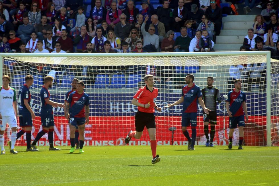 El Huesca cae derrotado ante el Alavés