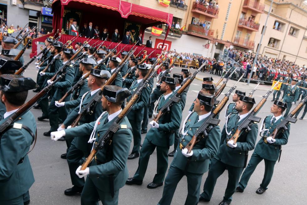 Desfile de la Guardia Civil en Huesca