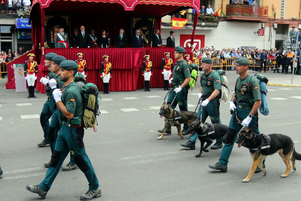 Desfile de la Guardia Civil en Huesca