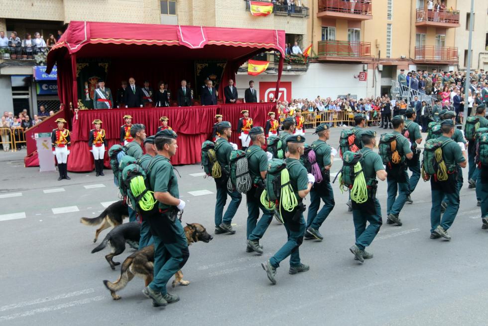 Desfile de la Guardia Civil en Huesca
