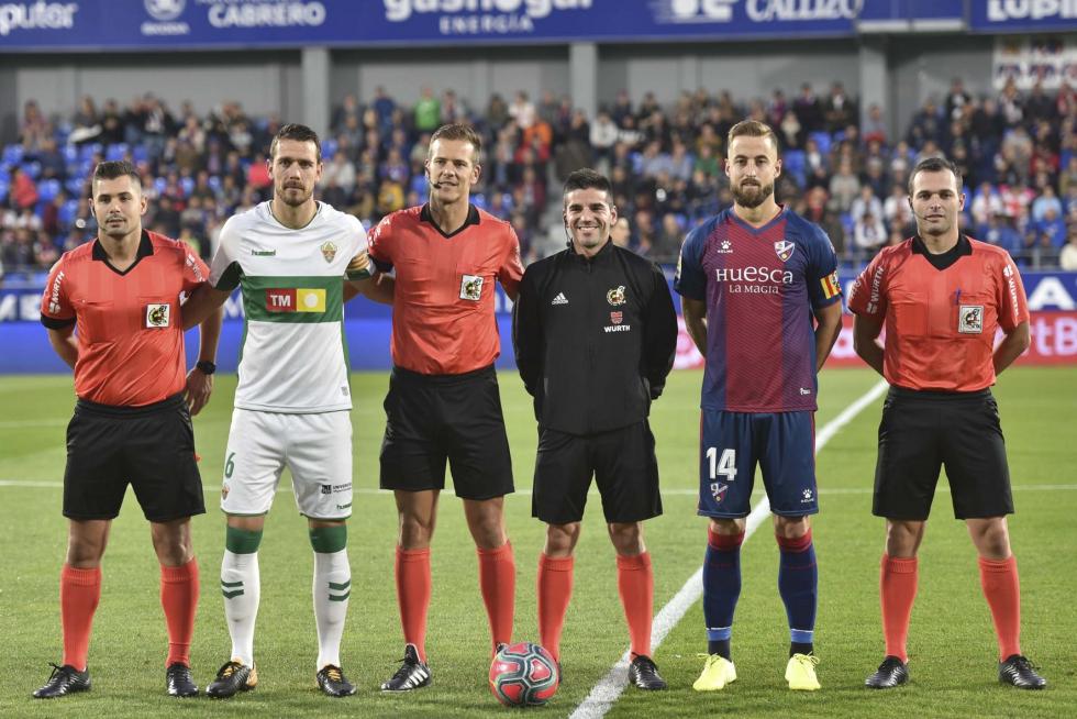 El Huesca vence al Elche en el Alcoraz (2-0)