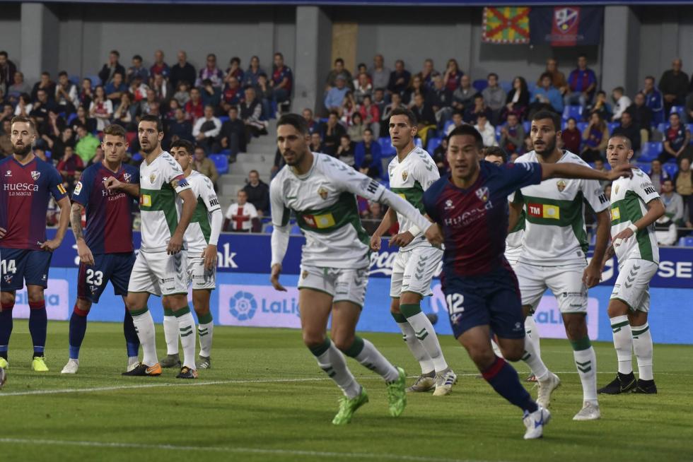 El Huesca vence al Elche en el Alcoraz (2-0)