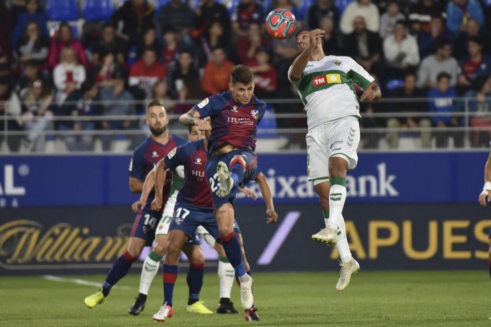 El Huesca vence al Elche en el Alcoraz (2-0)