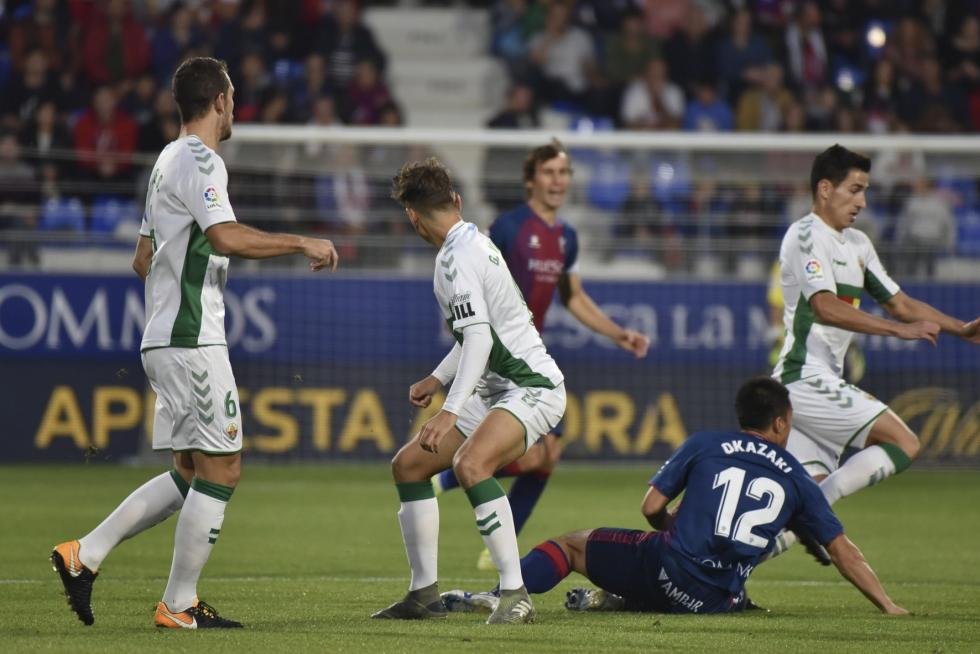 El Huesca vence al Elche en el Alcoraz (2-0)