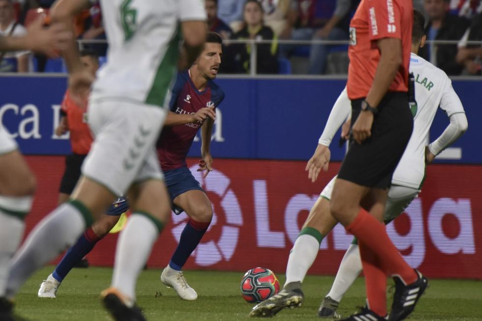 El Huesca vence al Elche en el Alcoraz (2-0)
