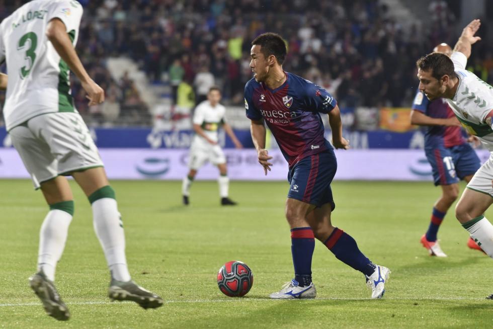 El Huesca vence al Elche en el Alcoraz (2-0)