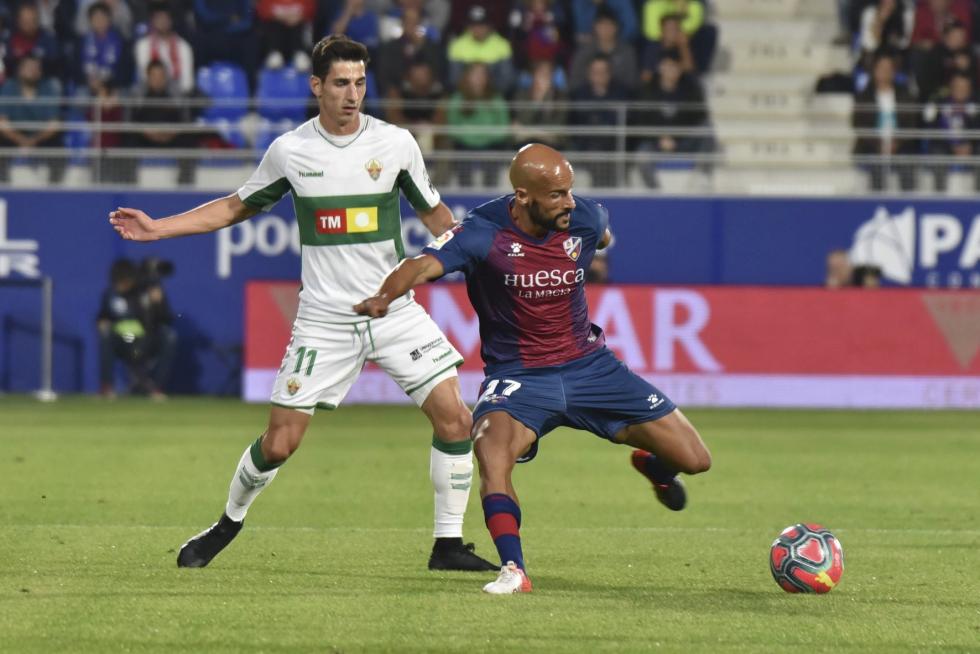 El Huesca vence al Elche en el Alcoraz (2-0)
