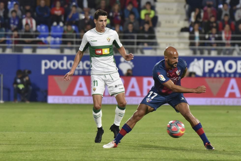 El Huesca vence al Elche en el Alcoraz (2-0)