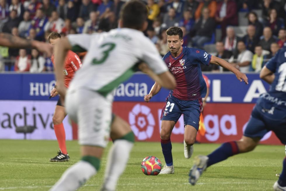 El Huesca vence al Elche en el Alcoraz (2-0)