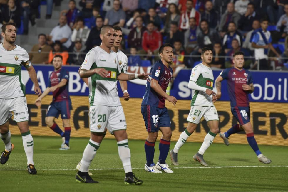 El Huesca vence al Elche en el Alcoraz (2-0)