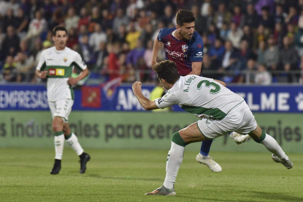 El Huesca vence al Elche en el Alcoraz (2-0)