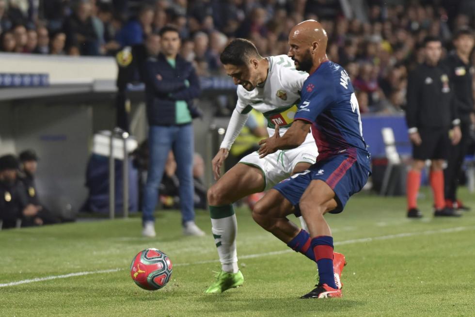 El Huesca vence al Elche en el Alcoraz (2-0)