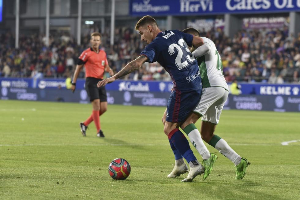 El Huesca vence al Elche en el Alcoraz (2-0)