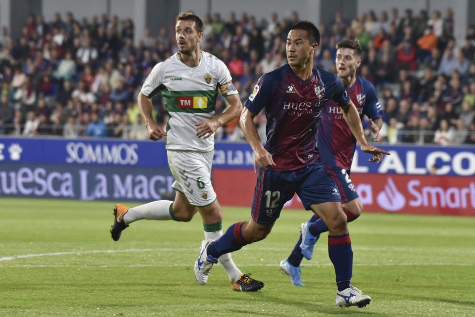 El Huesca vence al Elche en el Alcoraz (2-0)